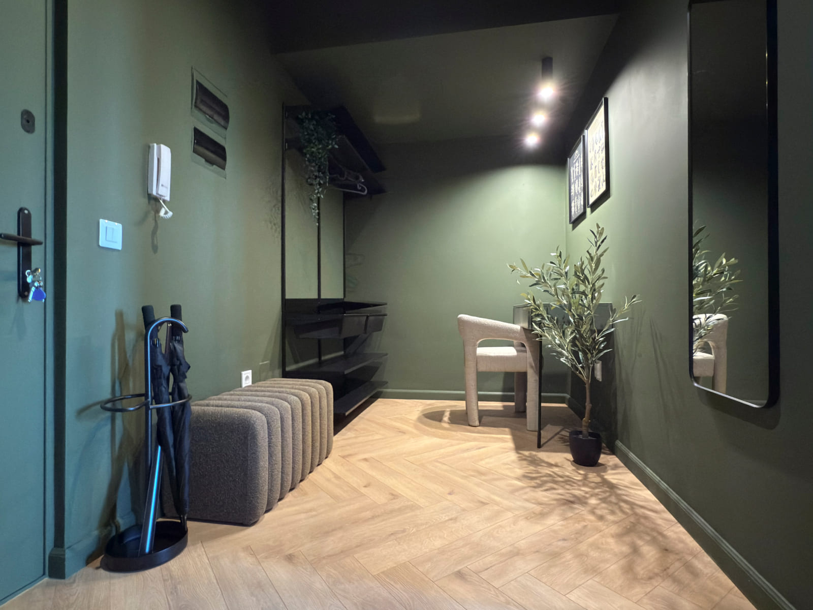 Batistei Olive — Corridor, towards the rooms