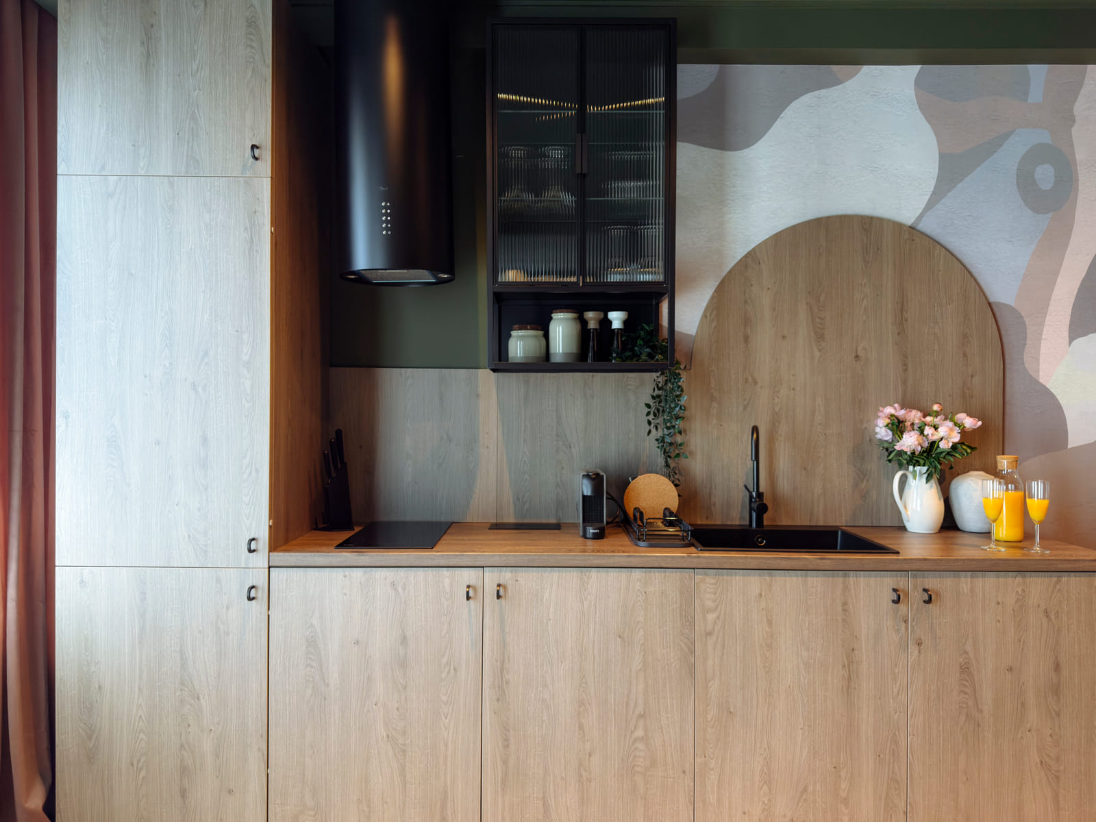 Batistei Olive — Kitchen, oak and the mural