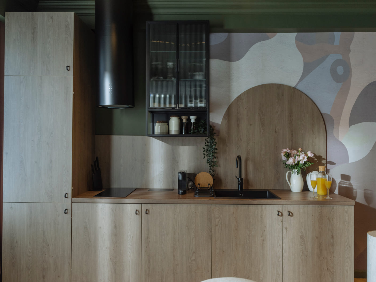 Batistei Olive — Kitchen, hood and splashback