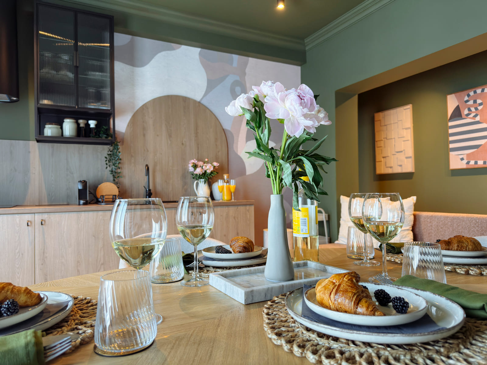 Batistei Olive — Dining table and flowers