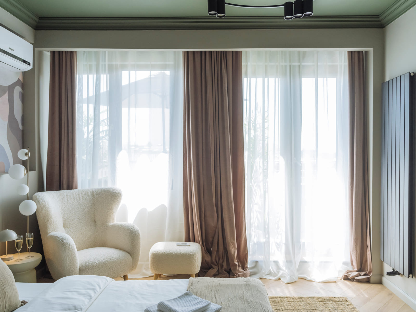 Batistei Olive — Bedroom, window and curtains