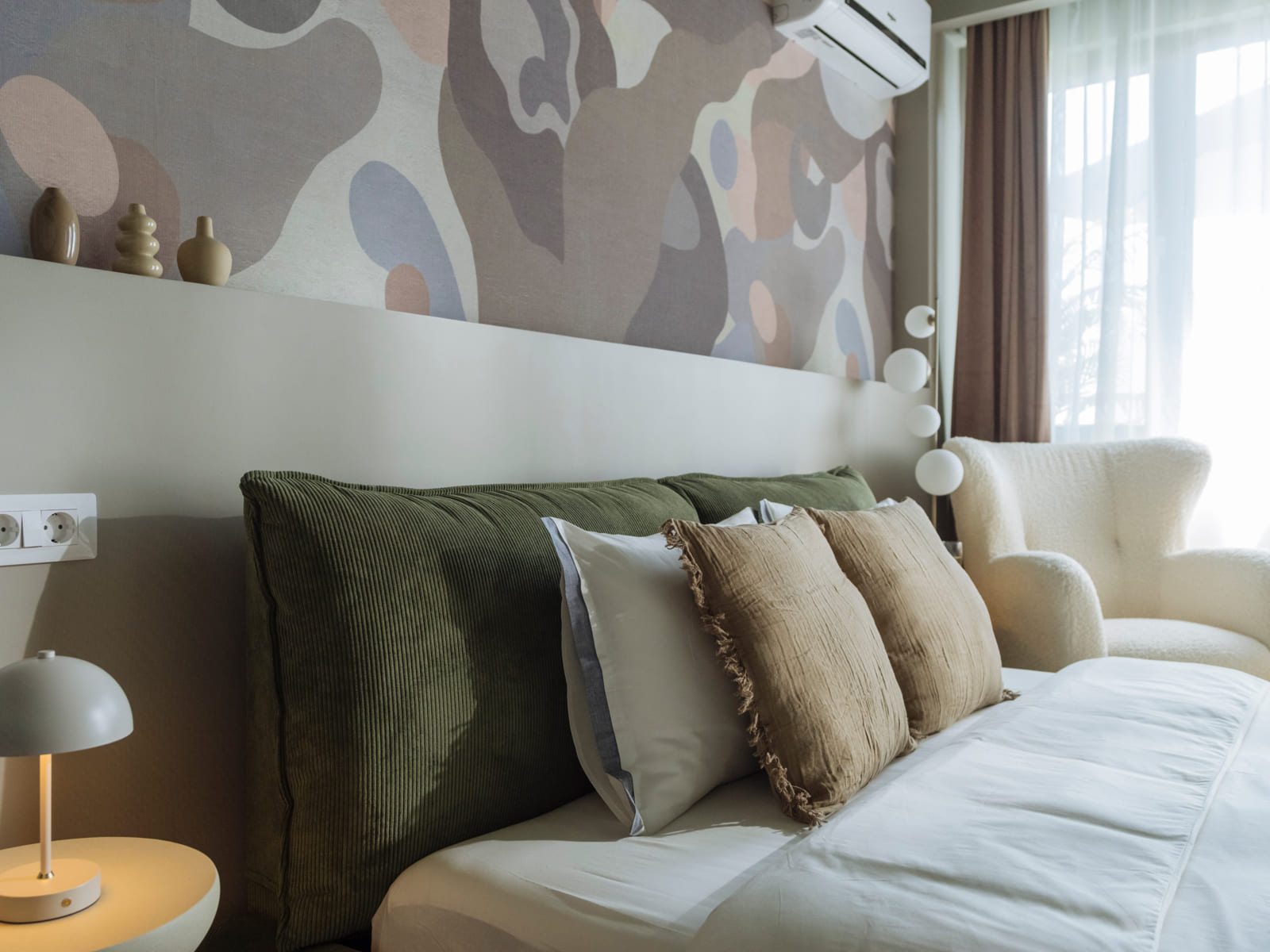 Batistei Olive — Bed, cushions and mural