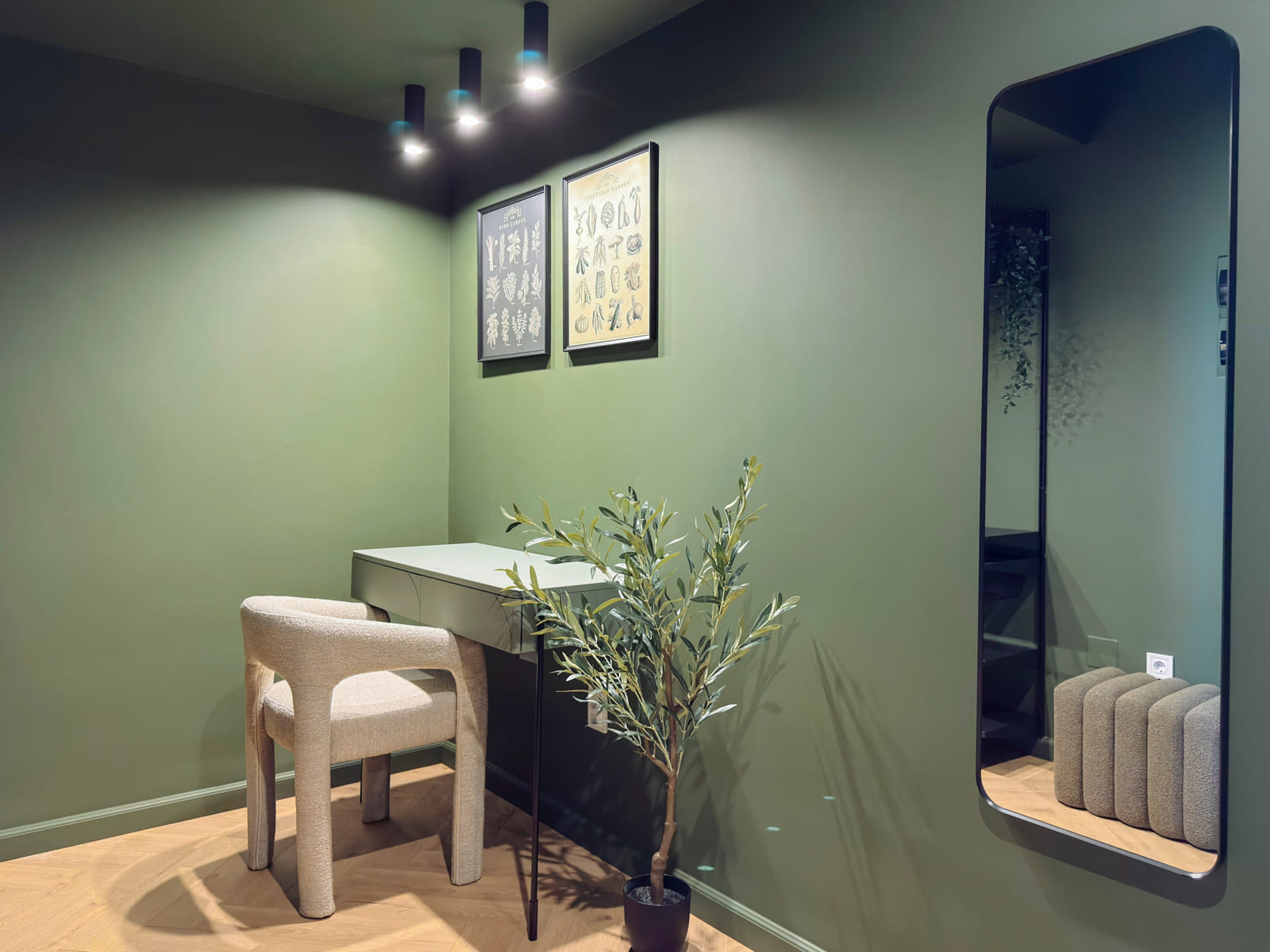 Batistei Olive — Hall, console and mirror