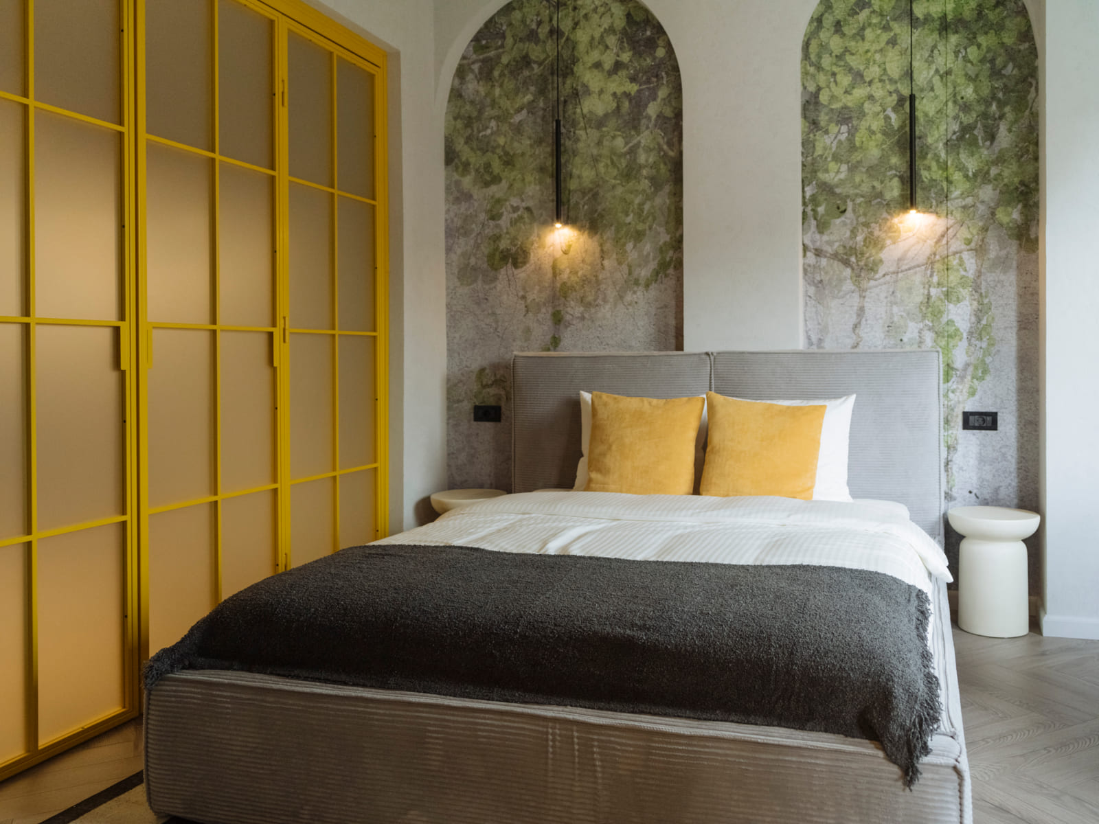 Demeter Studio 87 — Bed and the botanical arches
