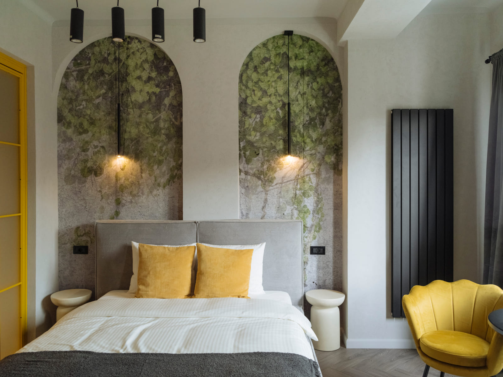 Demeter Studio 87 — Bedroom, arches and armchair