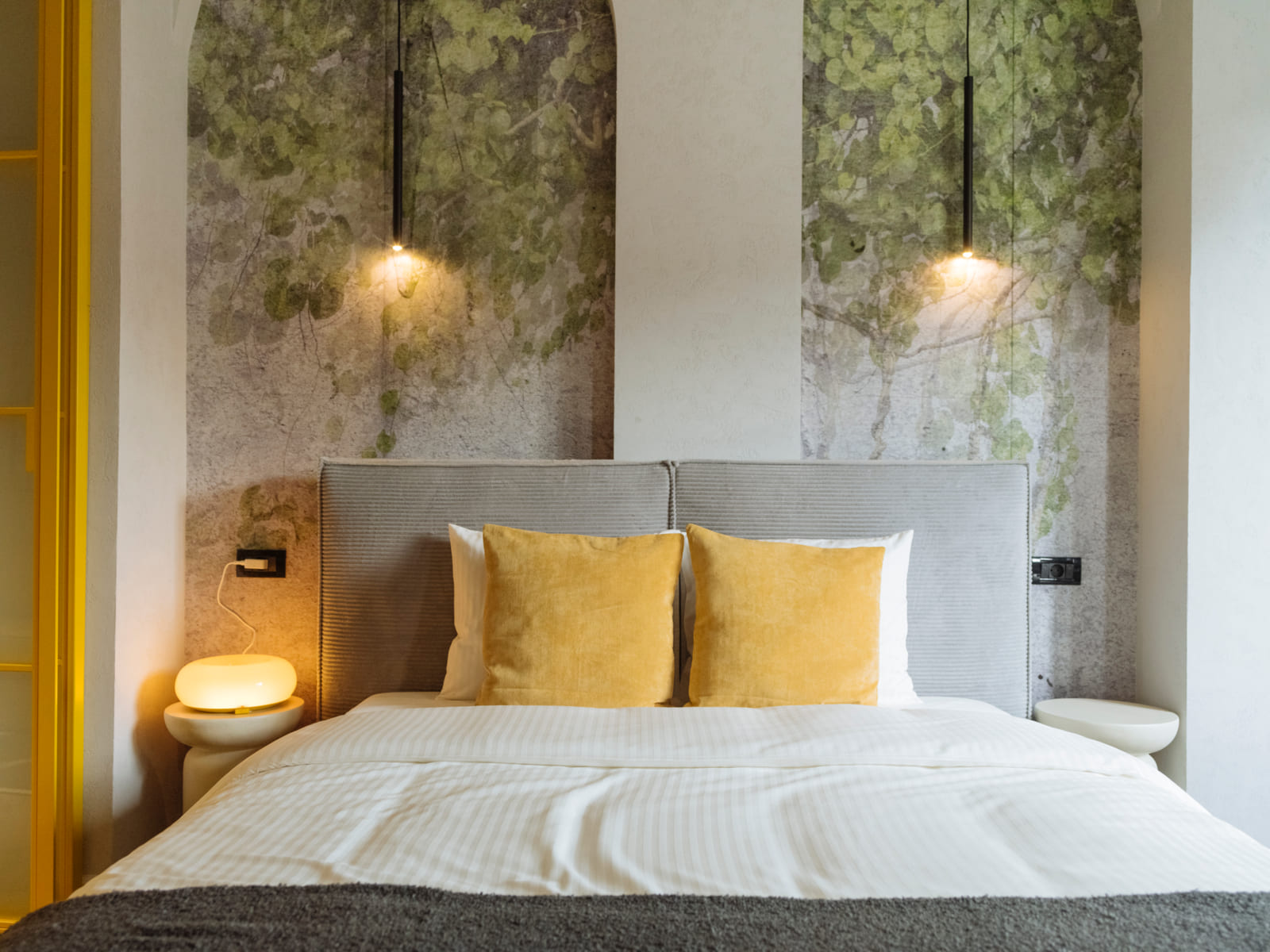 Demeter Studio 87 — Bed and the lit arches
