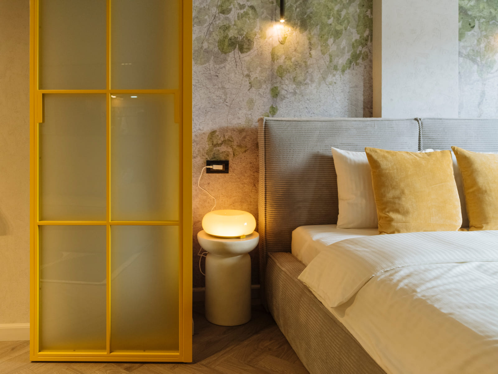 Demeter Studio 87 — Arch, lamp and bed