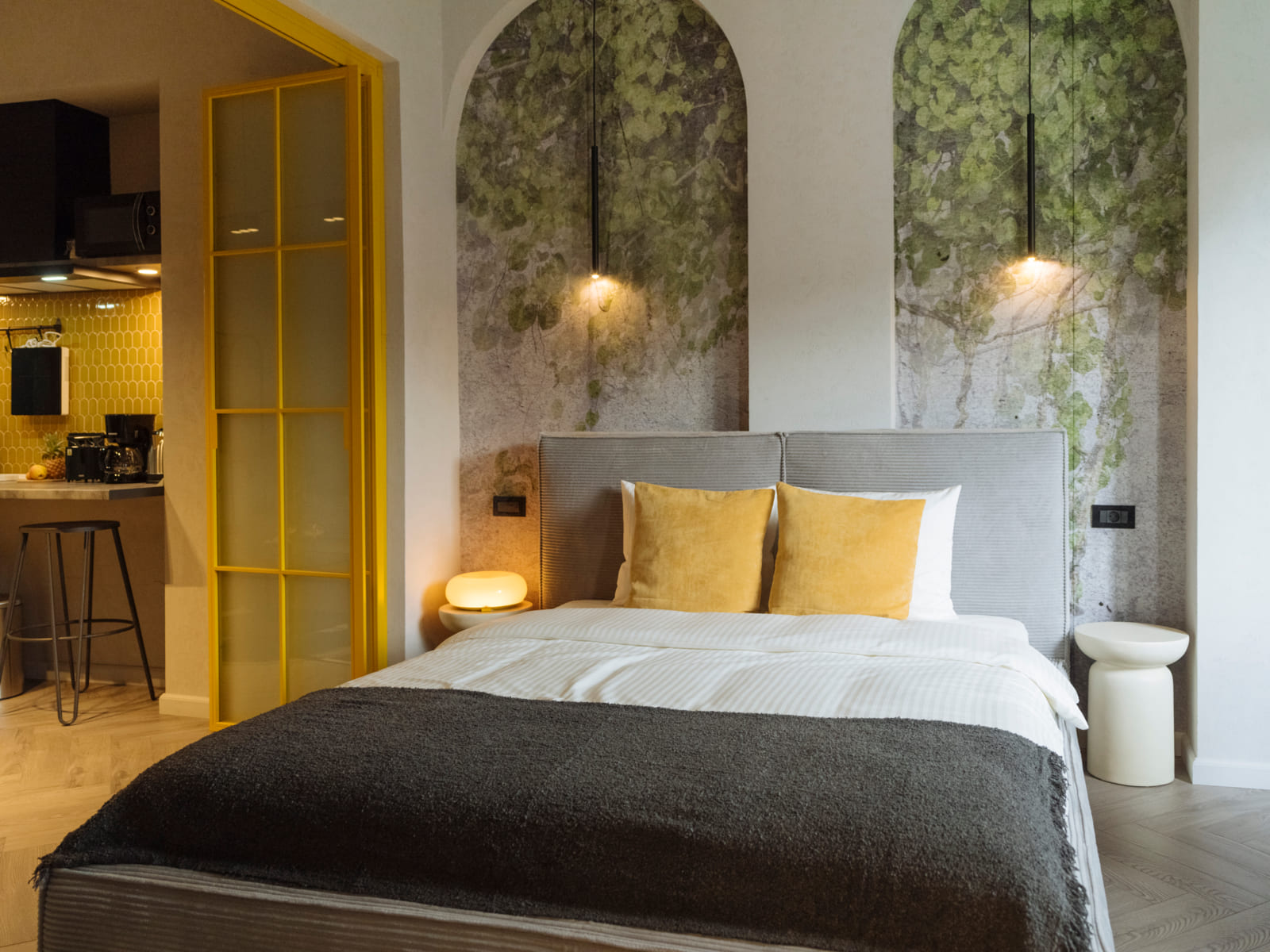 Demeter Studio 87 — Bed, screen and kitchen