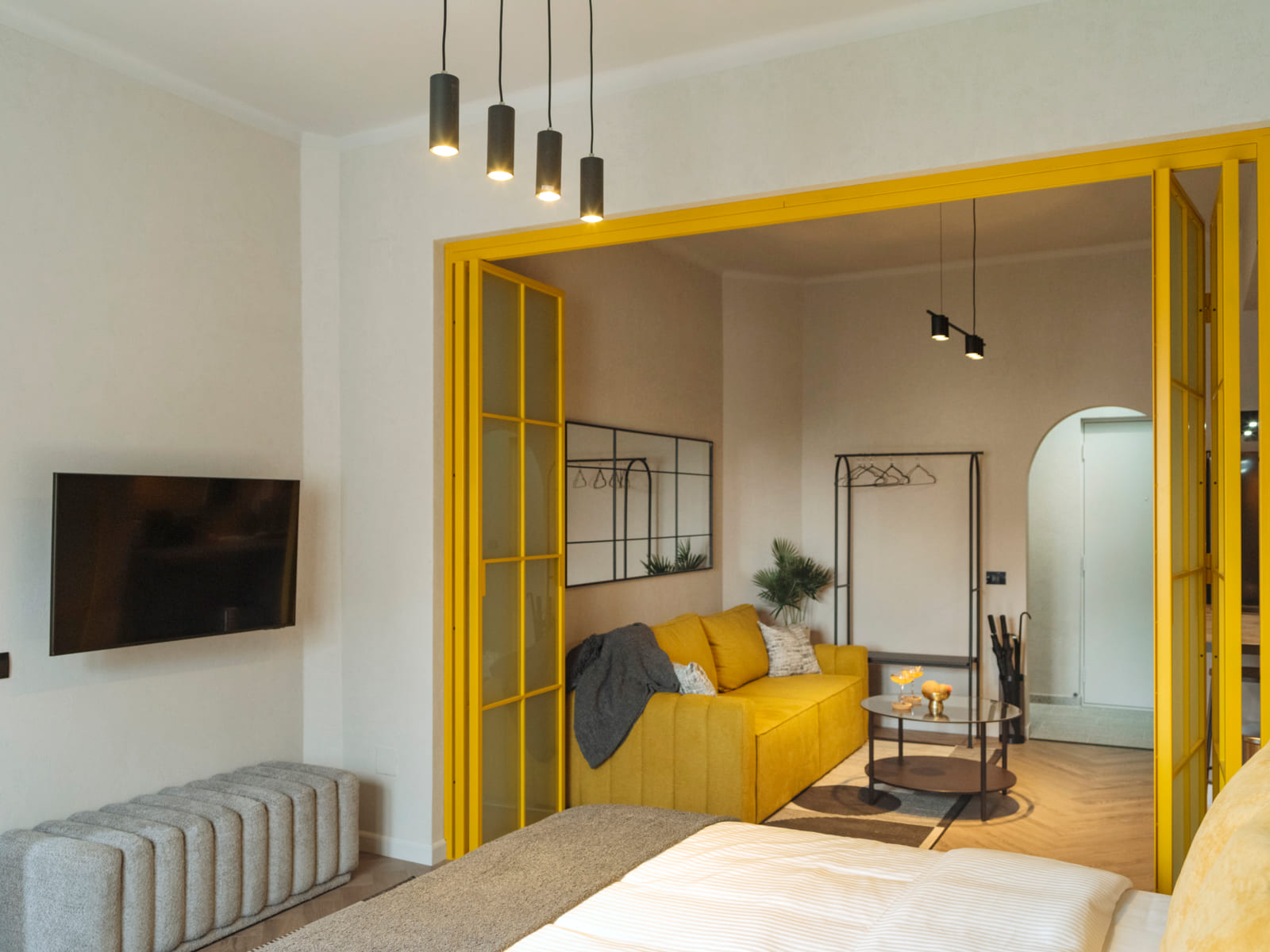 Demeter Studio 87 — Television and the yellow frame