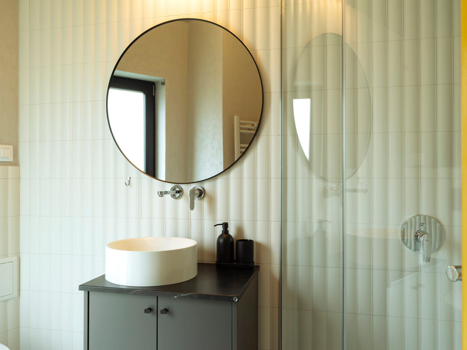 Demeter Studio 87 — Bathroom, basin and round mirror