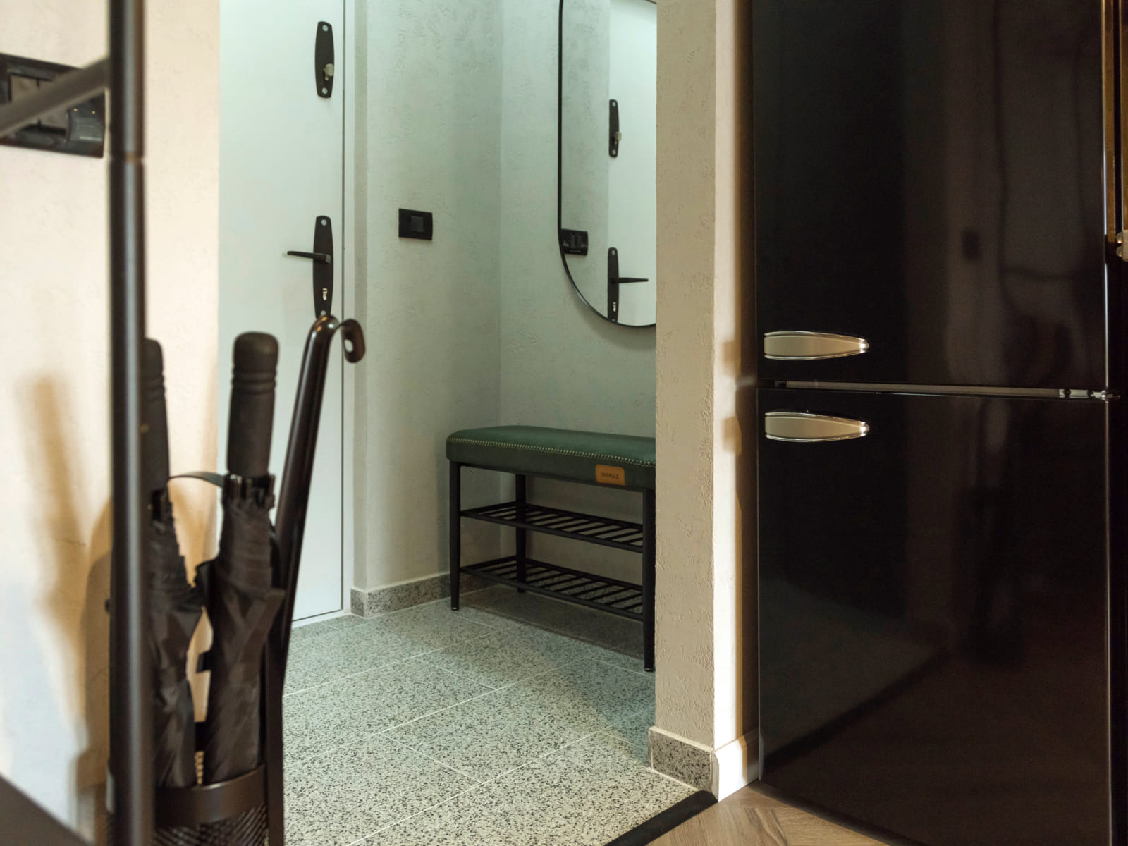 Demeter Studio 87 — Entrance, bench and mirror
