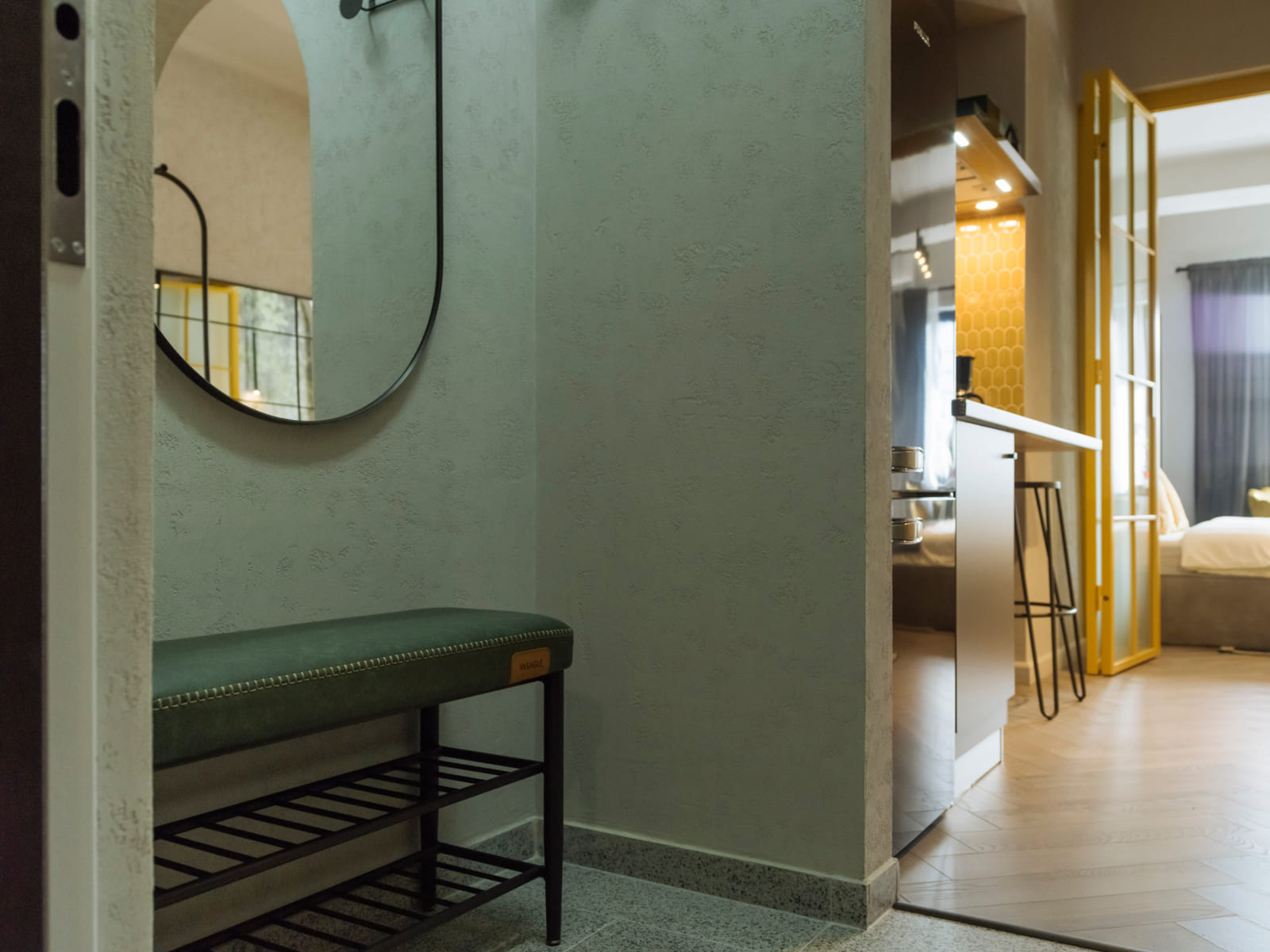 Demeter Studio 87 — Hall, mirror and bench