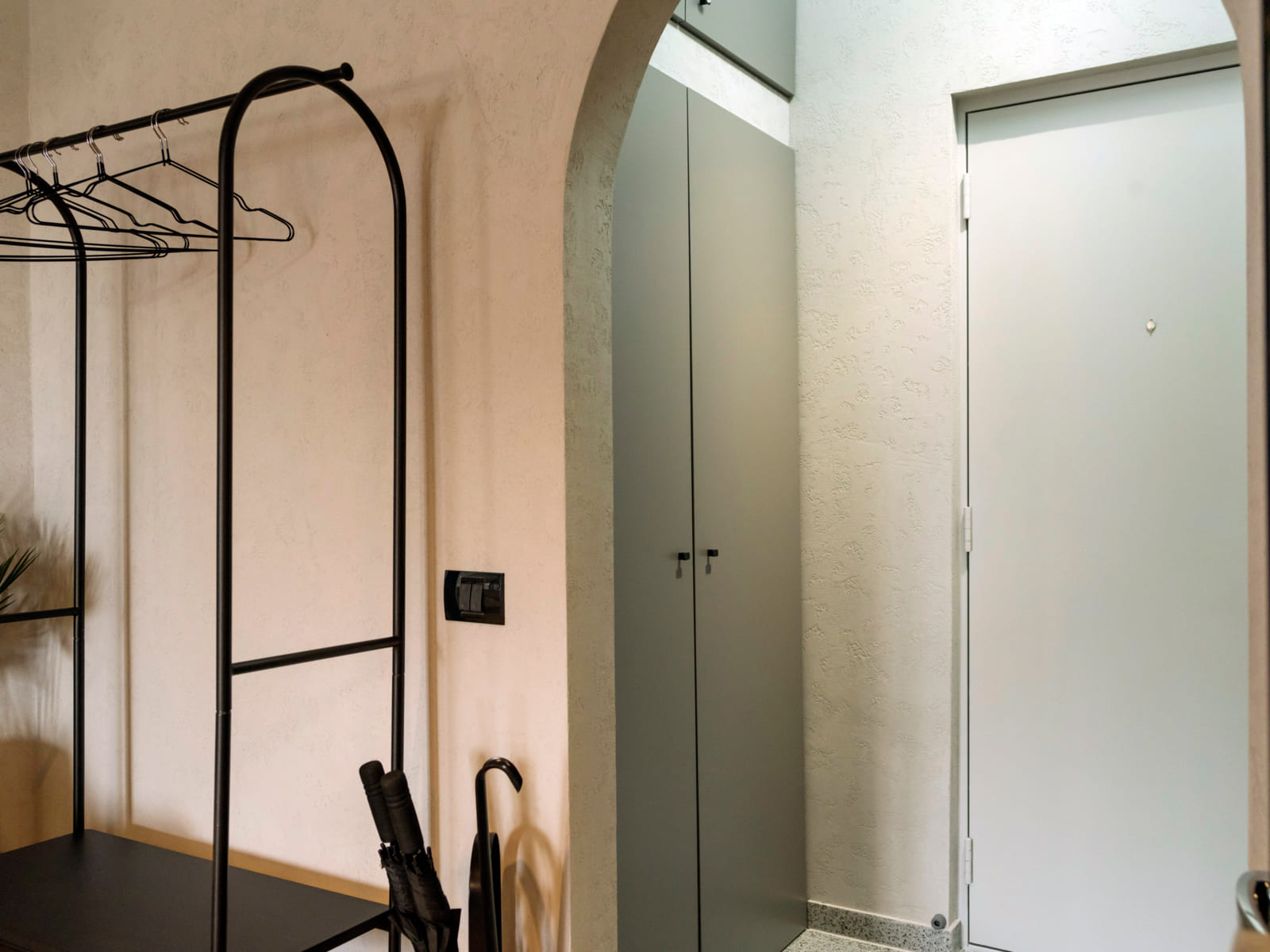 Demeter Studio 87 — Entrance and coat rail