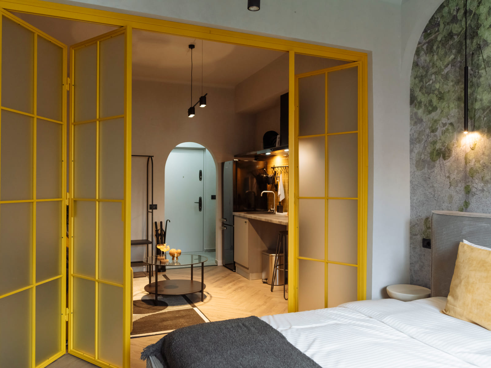 Demeter Studio 87 — Screens, bed and kitchen