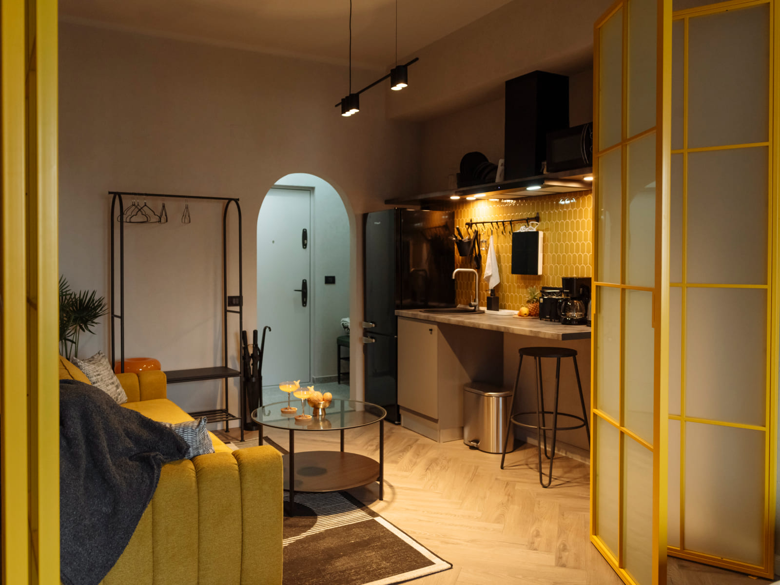 Demeter Studio 87 — Kitchen bar seen through the screen