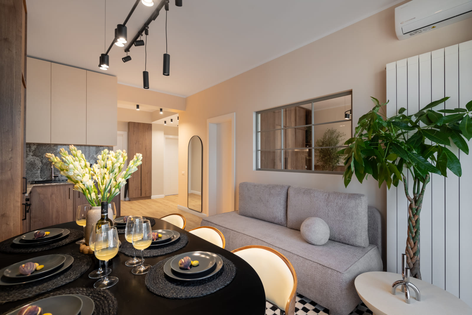 Magheru 46 — Living room, wide