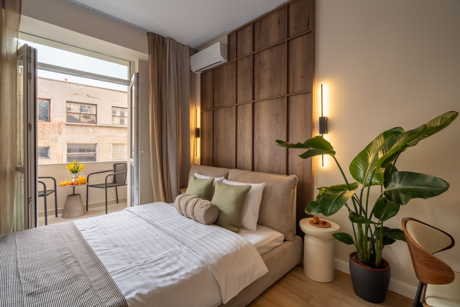 Magheru 46 — Bedroom, walnut headboard