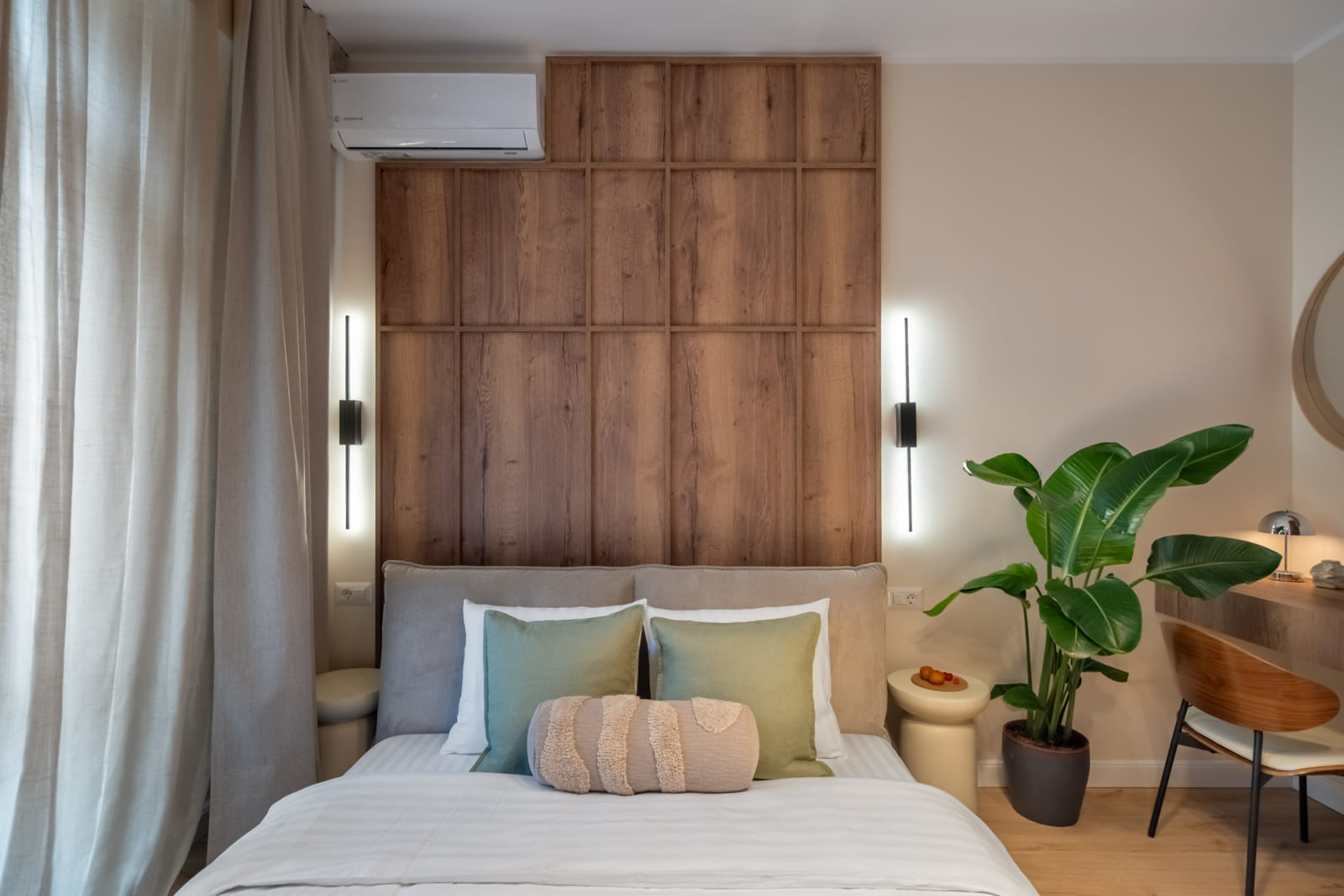 Magheru 46 — Bedroom and the wardrobe