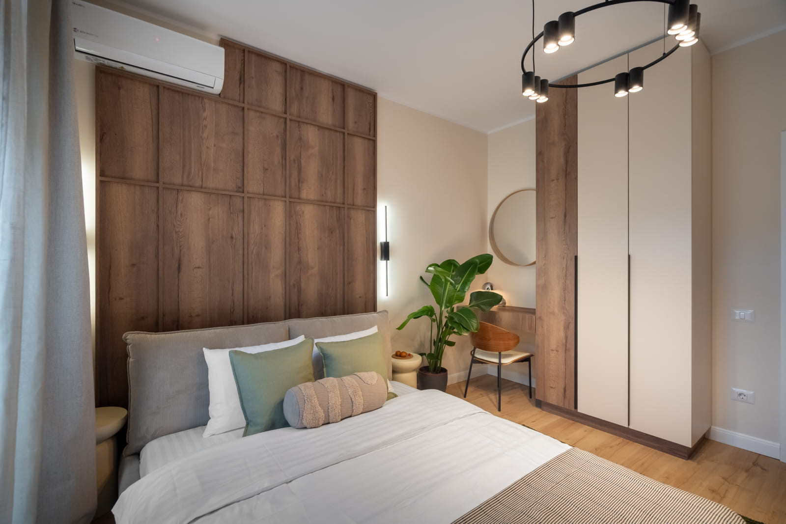 Magheru 46 — Bed and the wardrobe wall