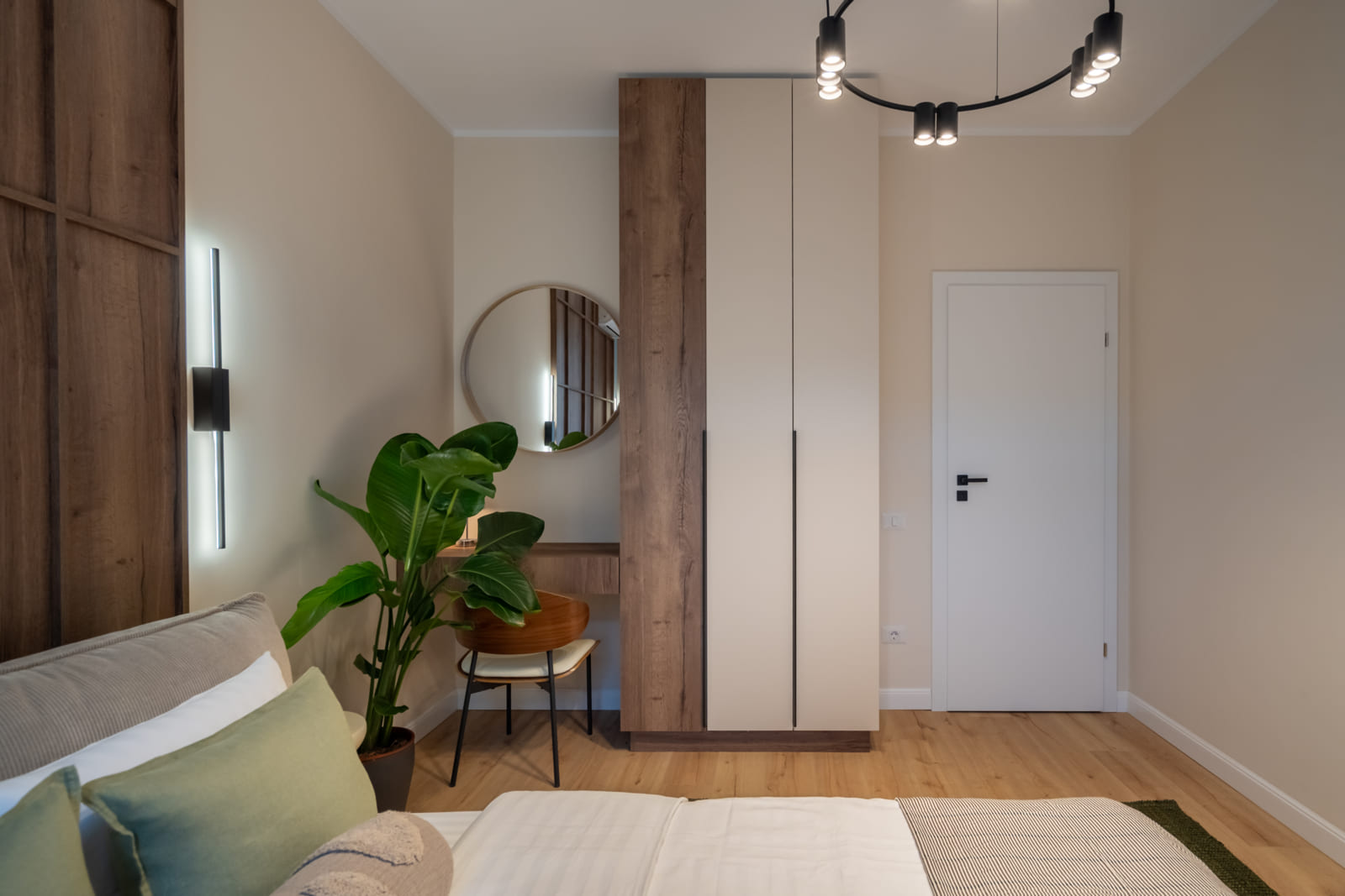 Magheru 46 — Bedroom, towards the door