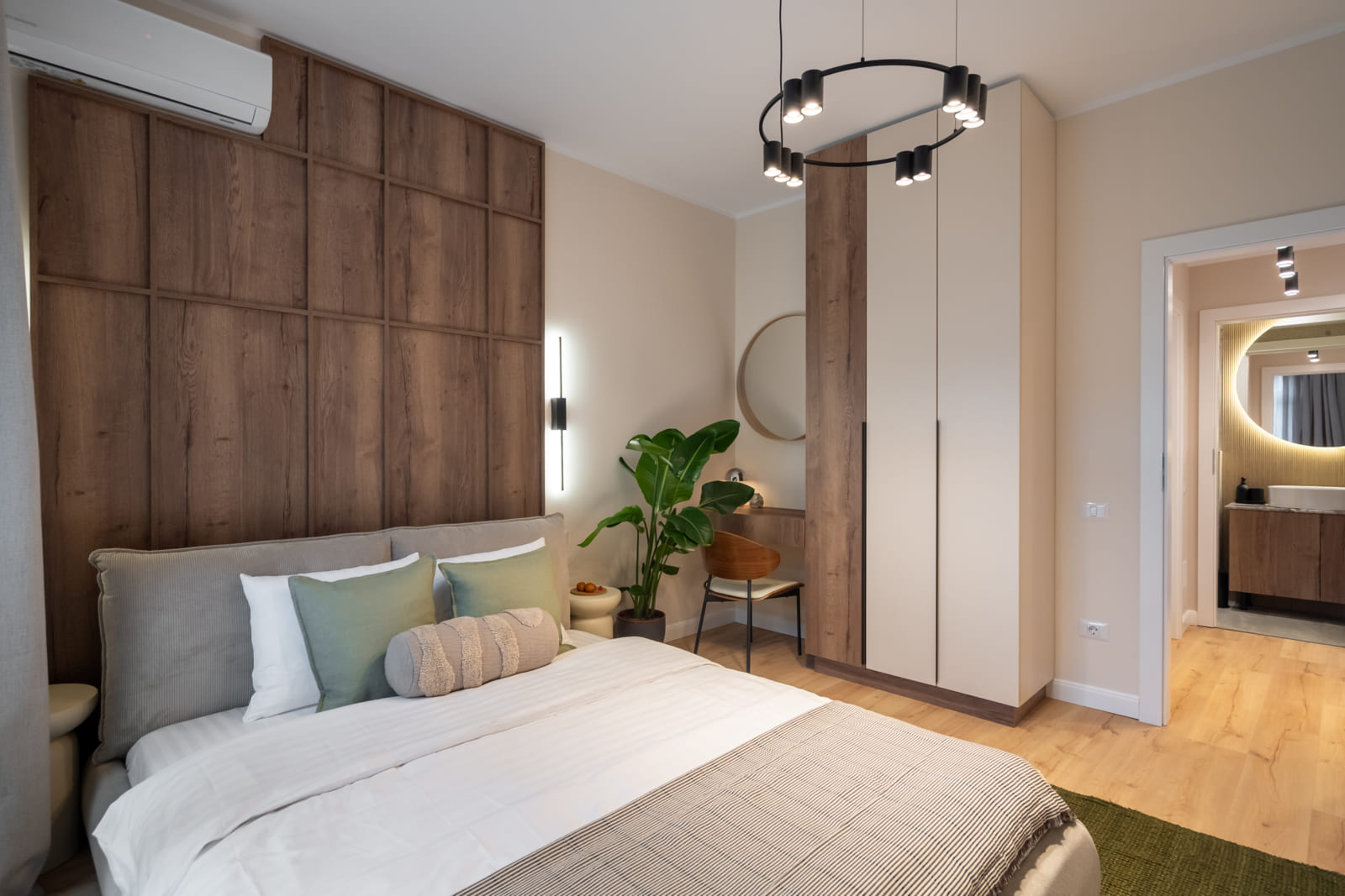 Magheru 46 — Bedroom and the round mirror