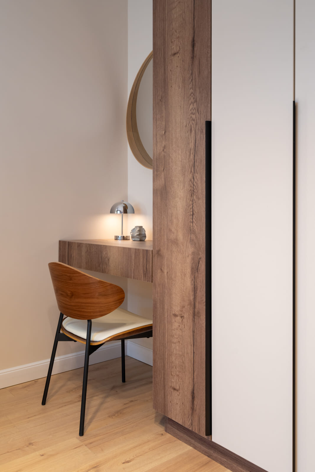 Magheru 46 — Desk and mirror