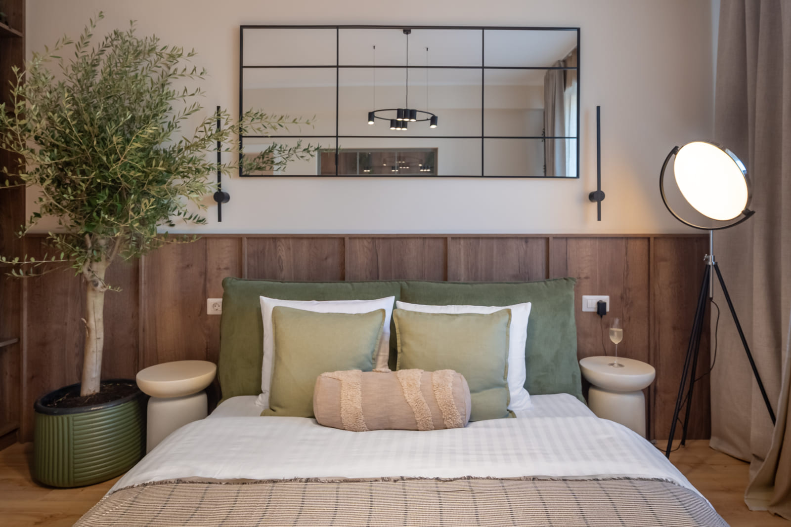 Magheru 46 — Bed and the olive tree