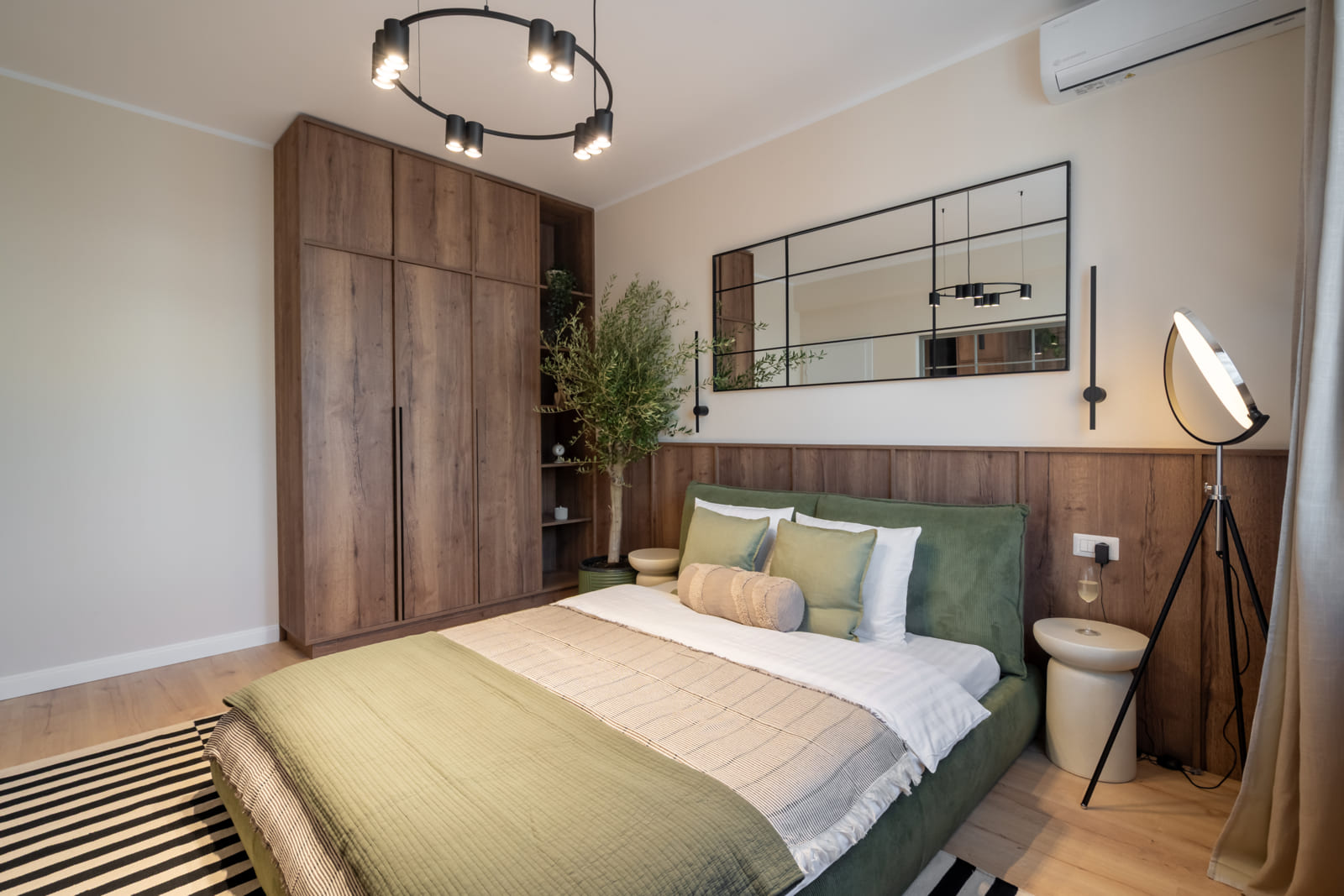 Magheru 46 — Bedroom and the wardrobe