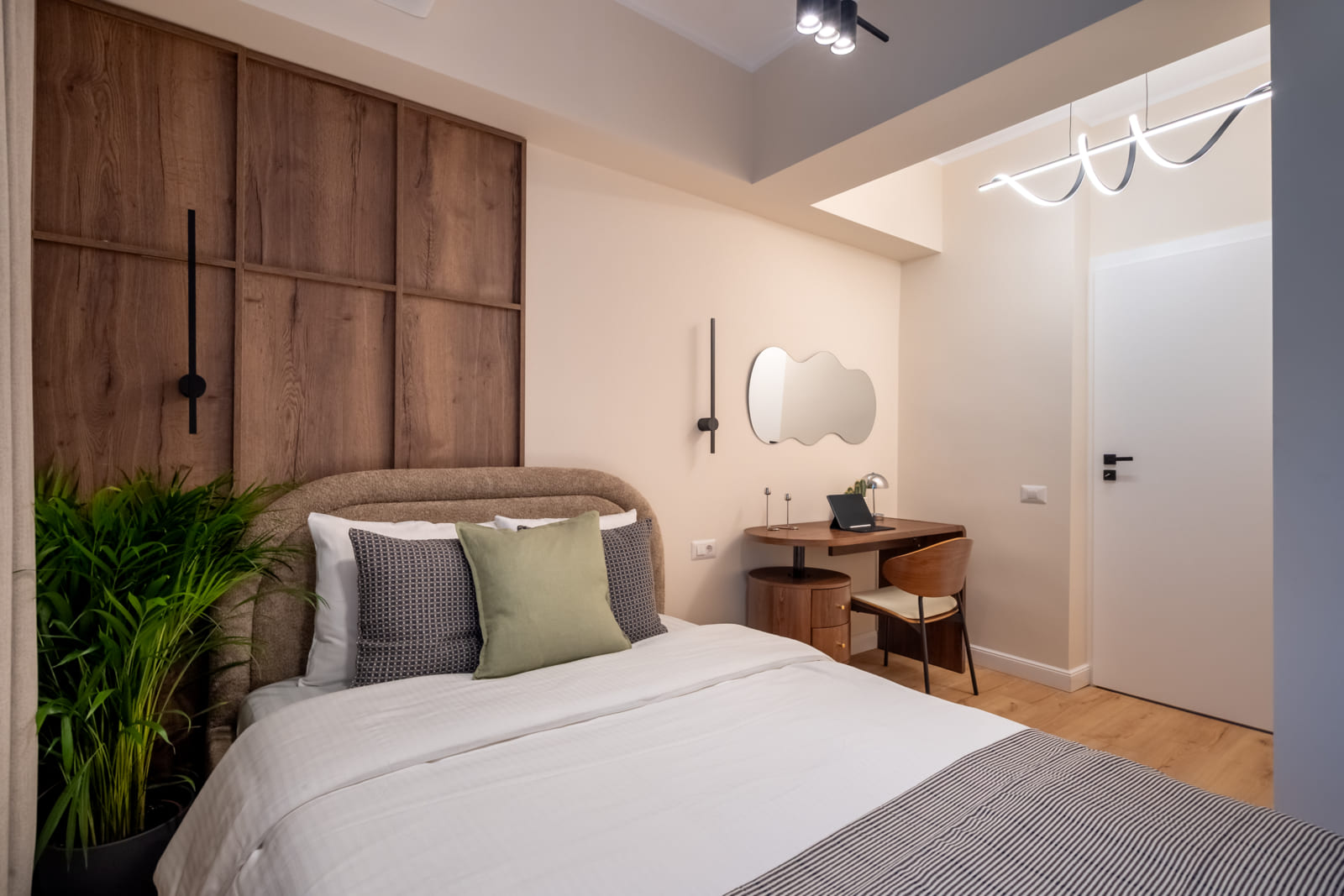 Magheru 46 — Bed and the panelled wall