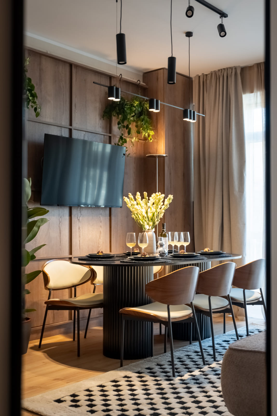 Magheru 46 — Dining table
