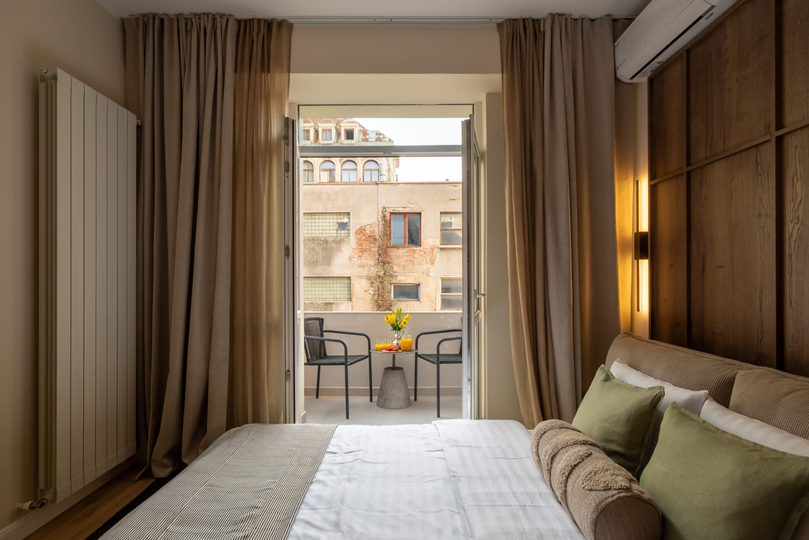 Magheru 46 — Bedroom and the balcony