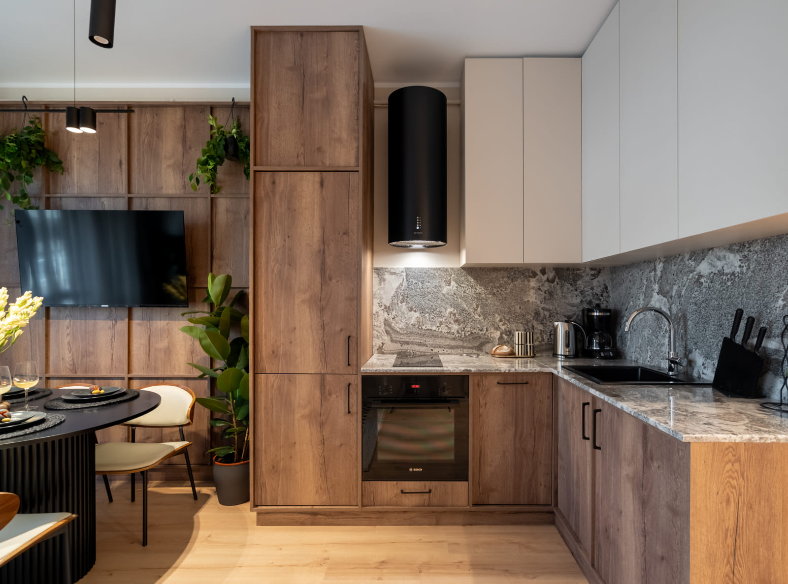 Magheru 46 — Kitchen and the stone splashback