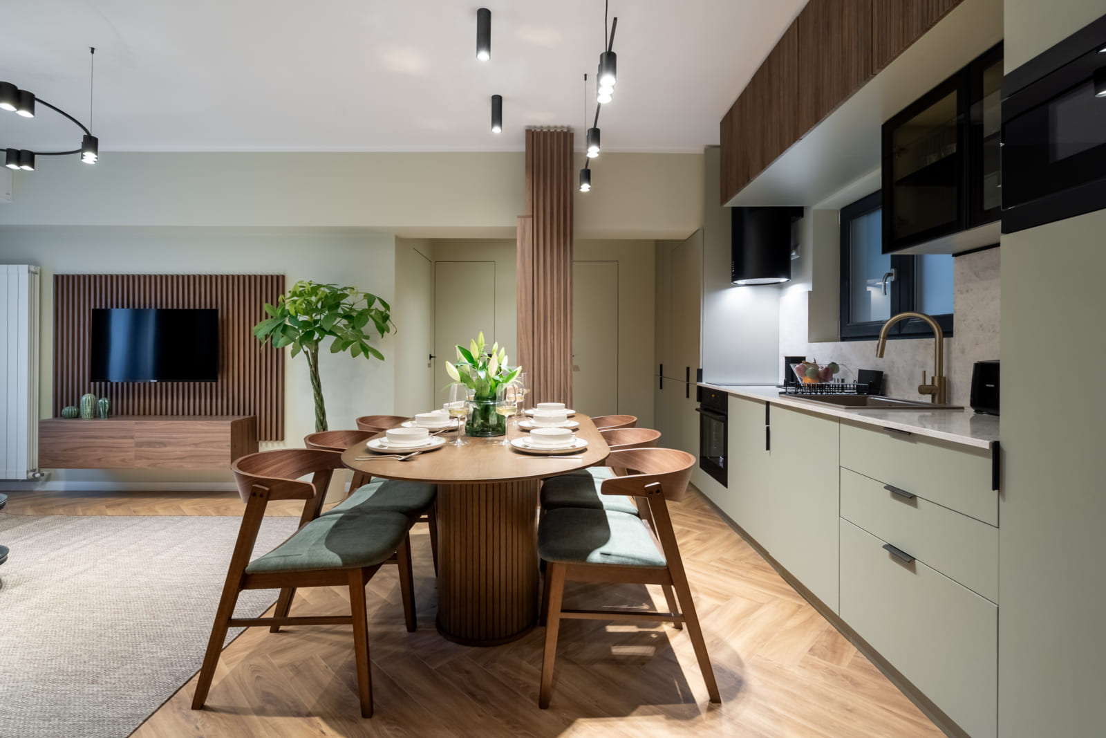 Magheru 48 — Dining table and the television