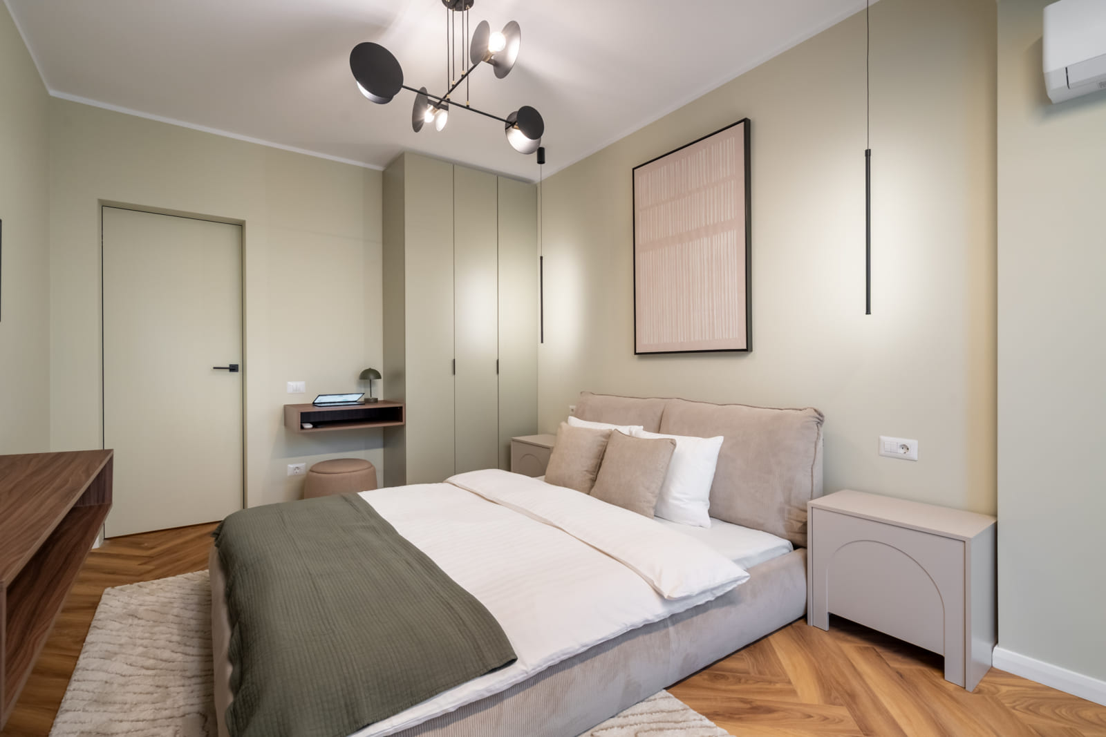 Magheru 48 — Bed and the wardrobe
