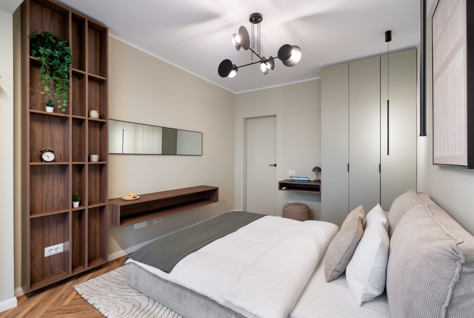 Magheru 48 — Shelving and the bed