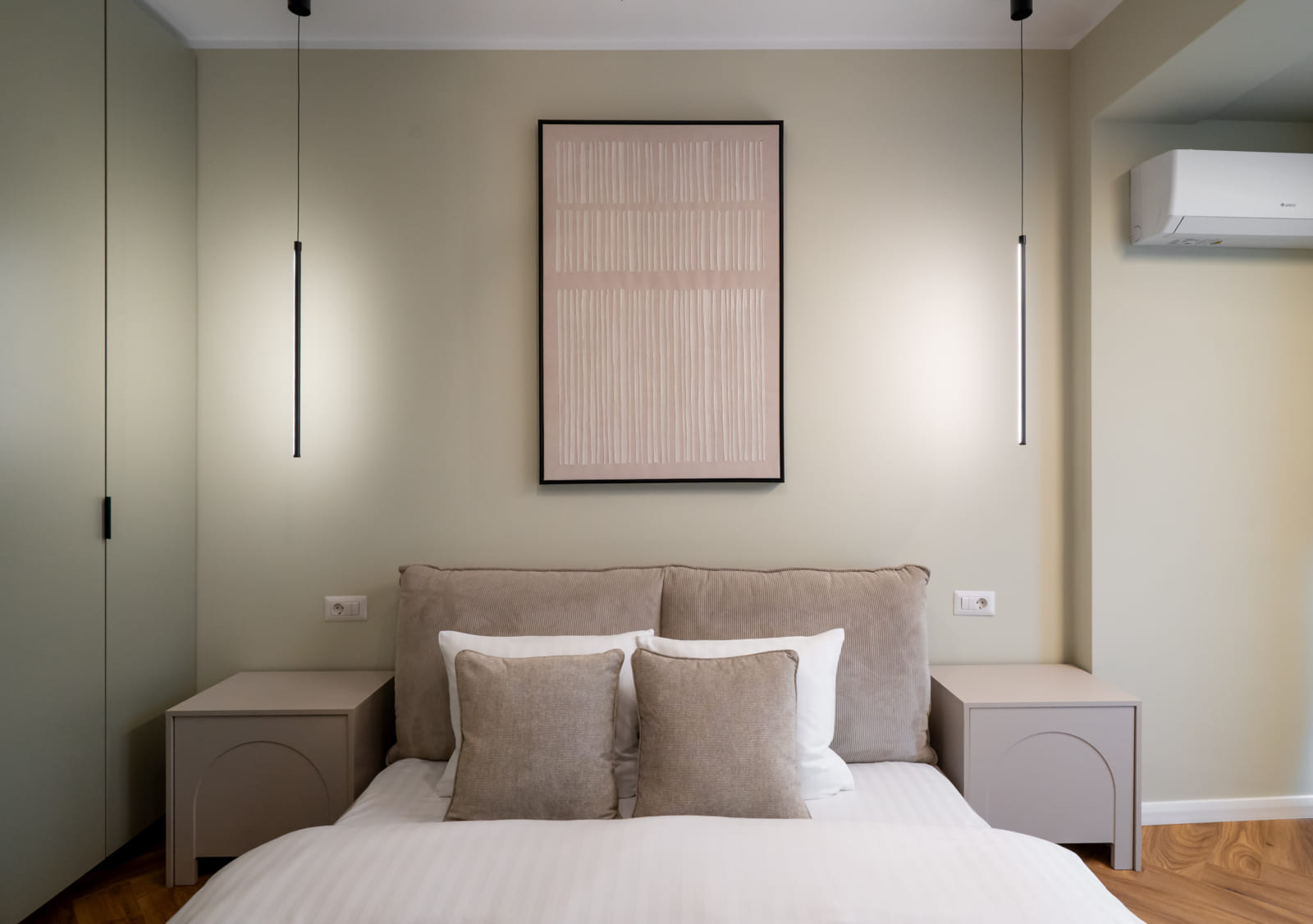 Magheru 48 — Bed and the artwork