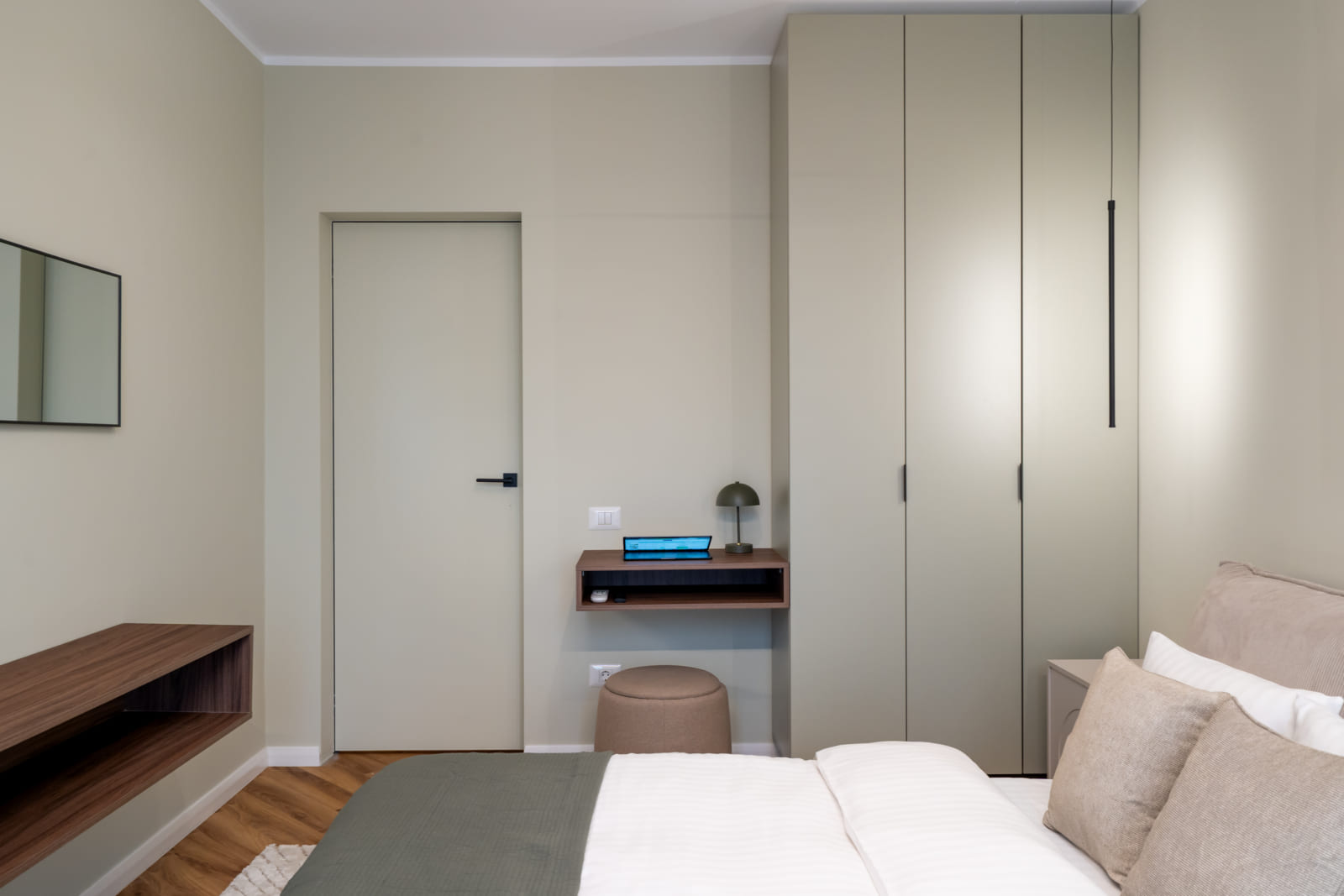 Magheru 48 — Wardrobe and desk