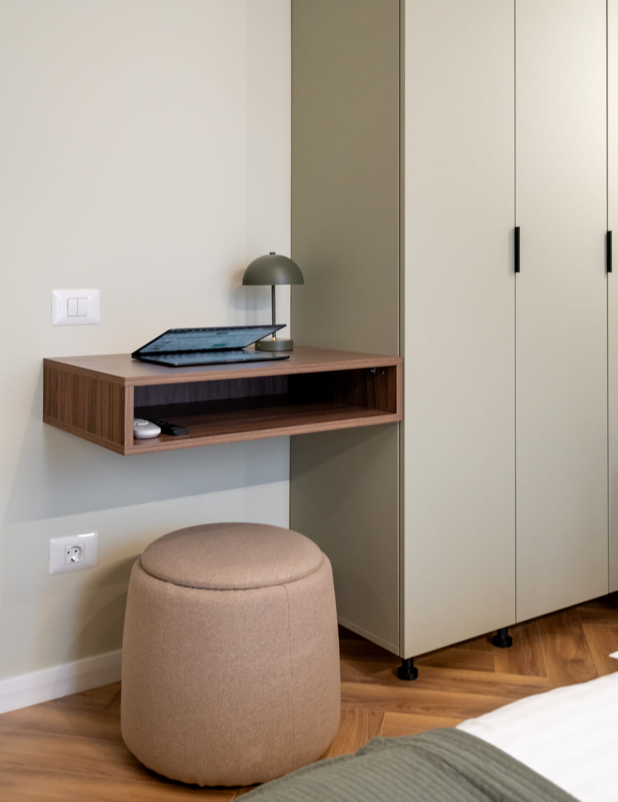 Magheru 48 — Desk and stool