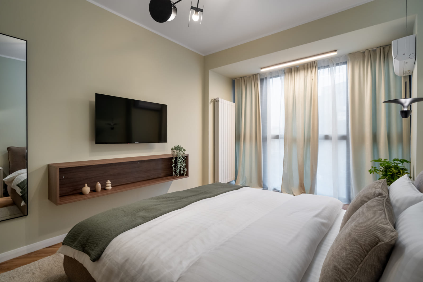 Magheru 48 — Second bedroom and the television