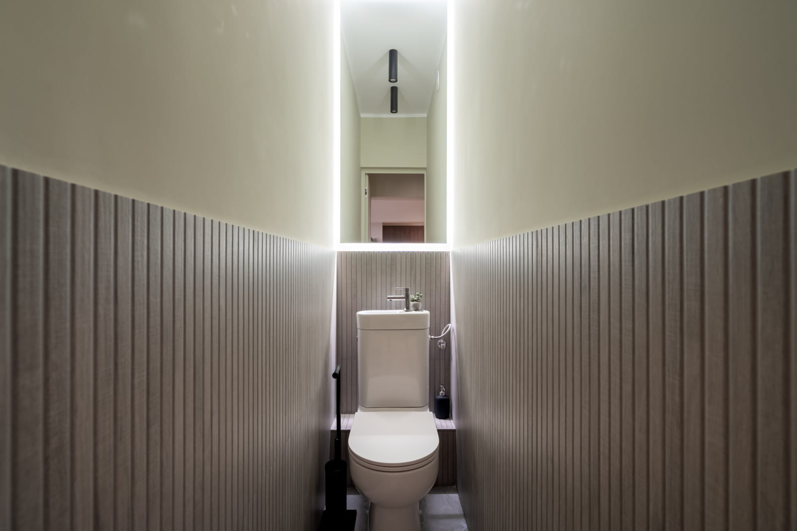 Magheru 48 — WC and the fluted panel