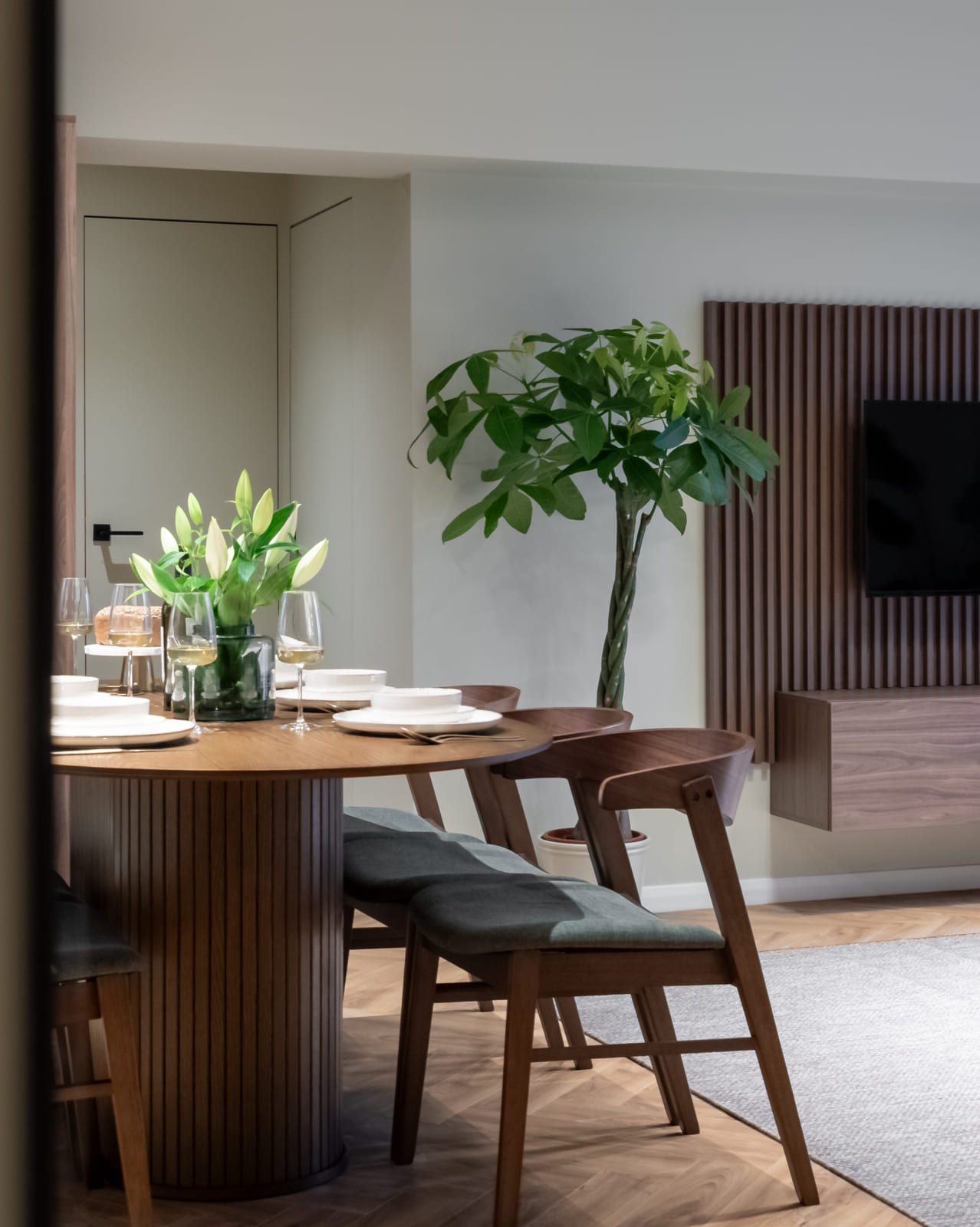 Magheru 48 — Dining and the fluted panel
