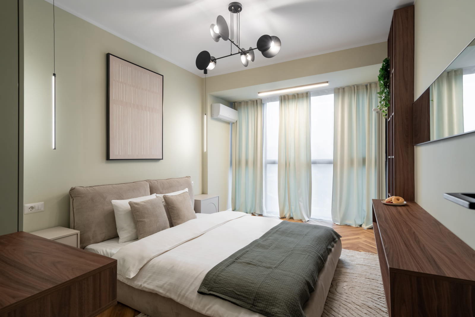 Magheru 48 — Bedroom and the mirror