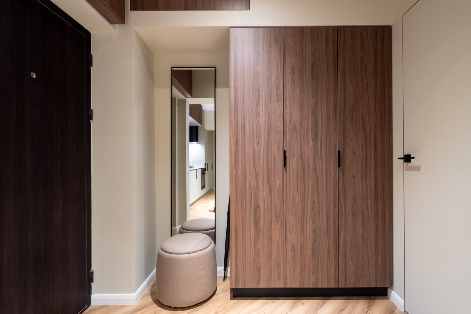 Magheru 48 — Hall and the wardrobe