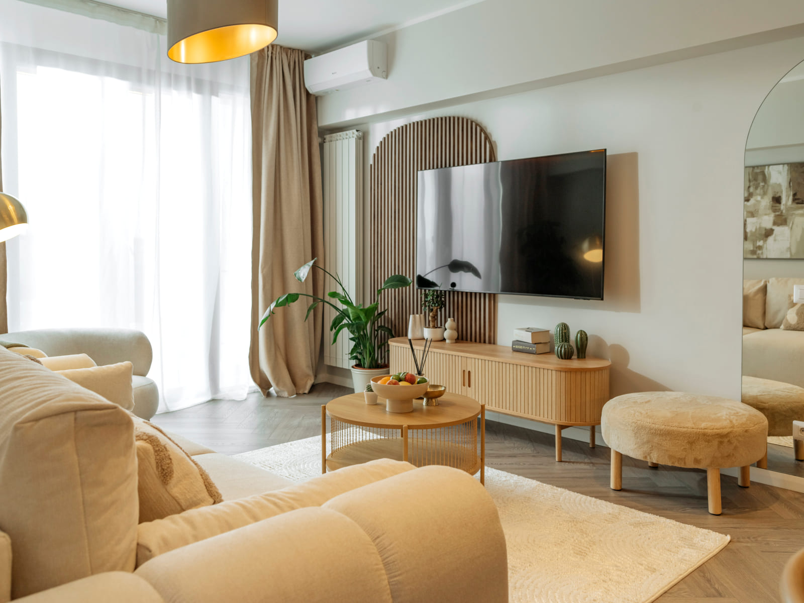 Magheru 65 — Living room and the television