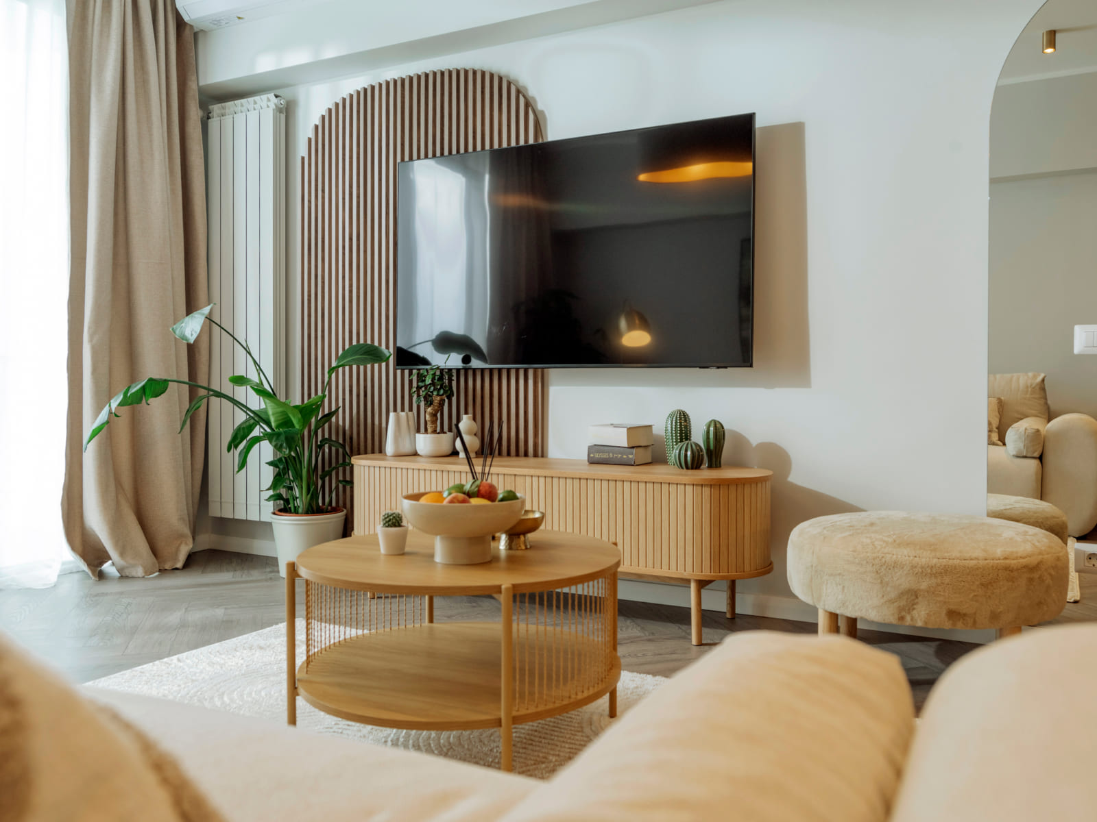 Magheru 65 — Television and the fluted panel