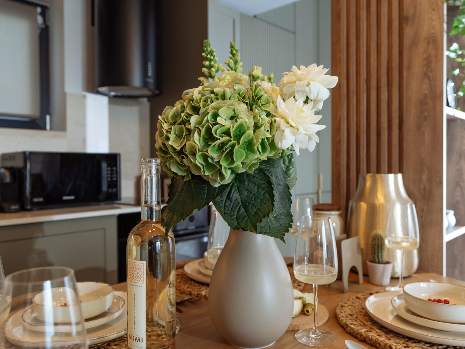 Magheru 65 — Kitchen and the flowers