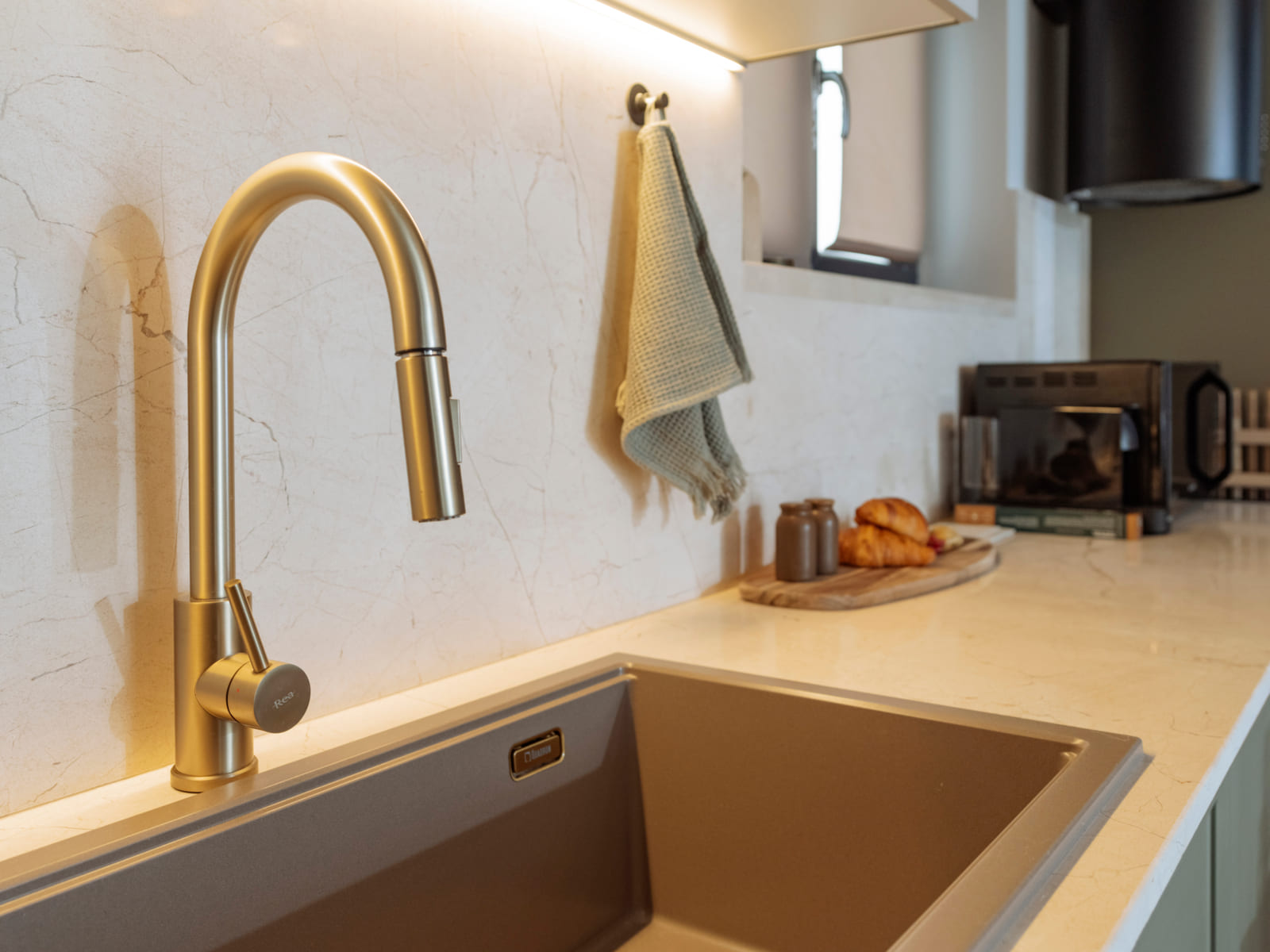 Magheru 65 — Sink and brass tap, detail