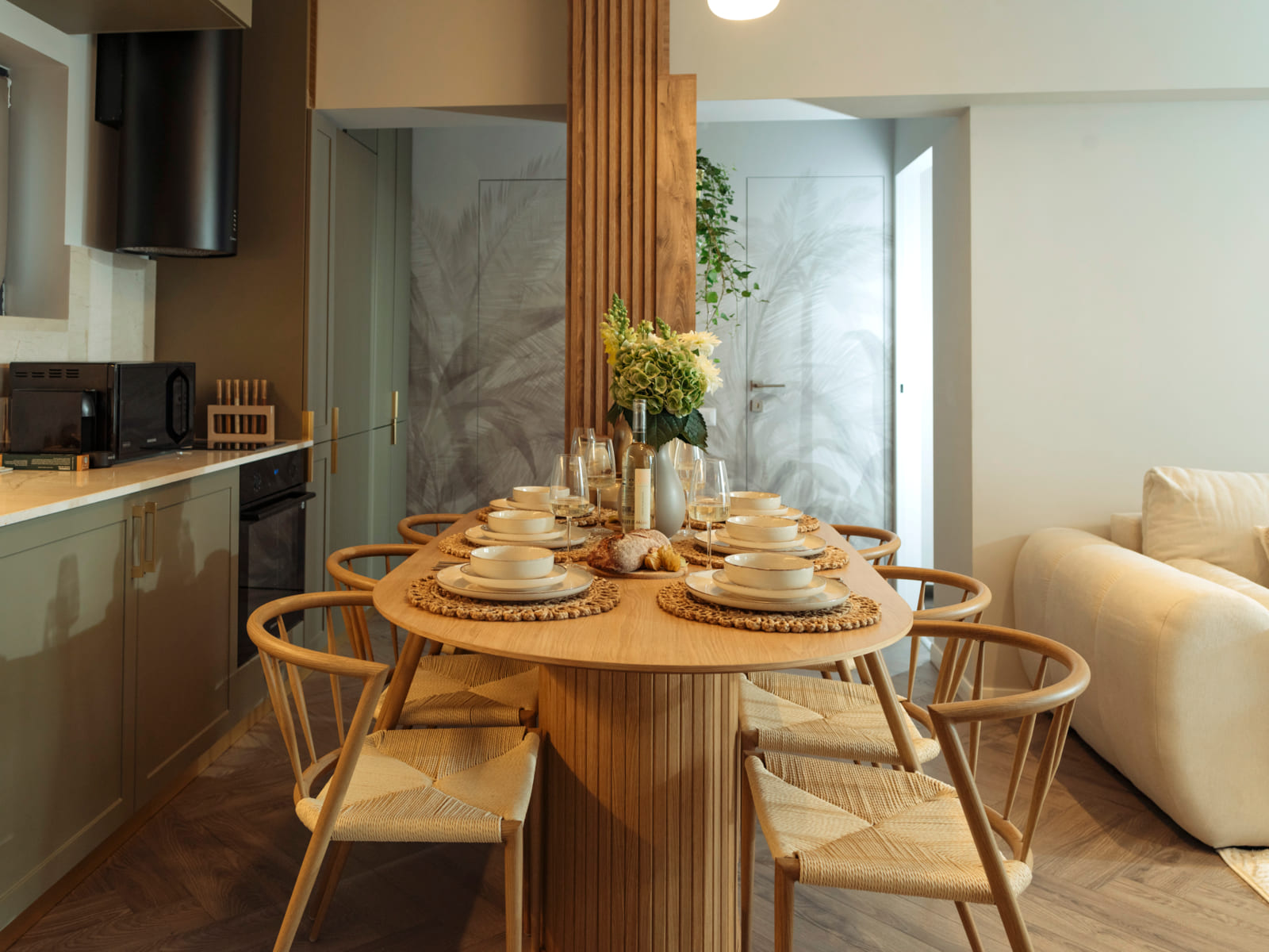 Magheru 65 — Dining table and the kitchen