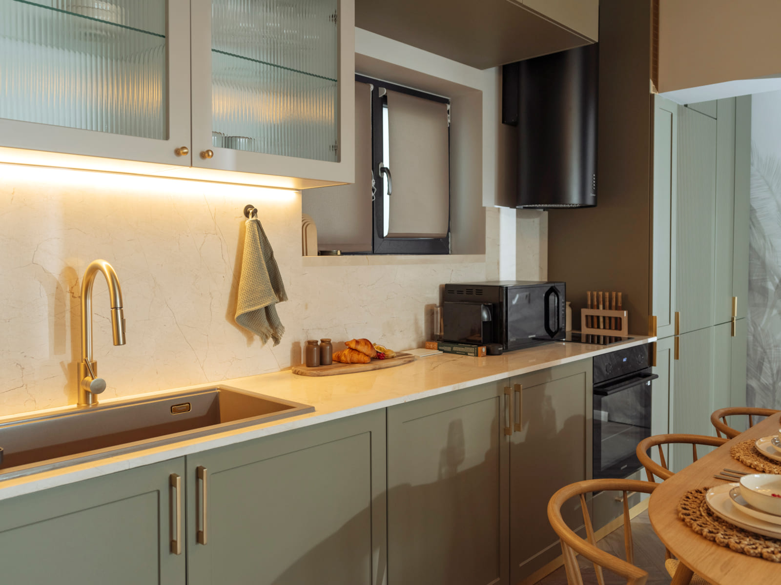 Magheru 65 — Kitchen, brass tap and marble