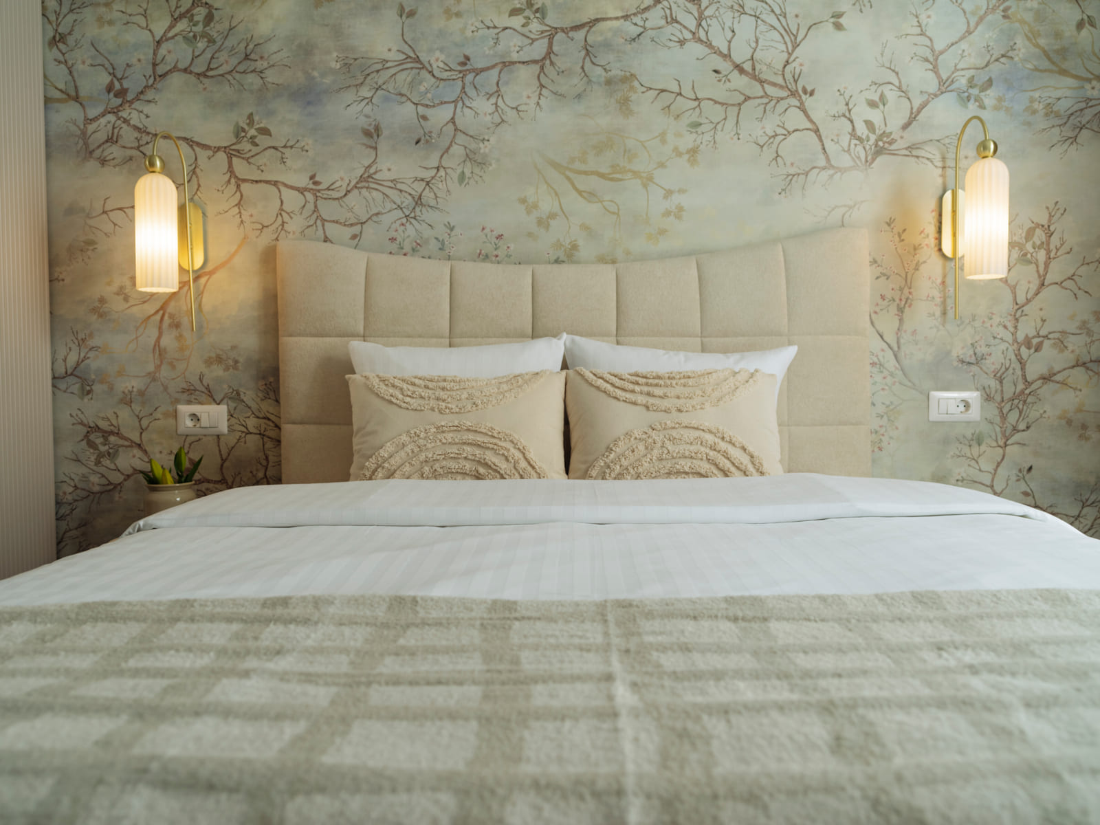Magheru 65 — Bed and the quilted headboard